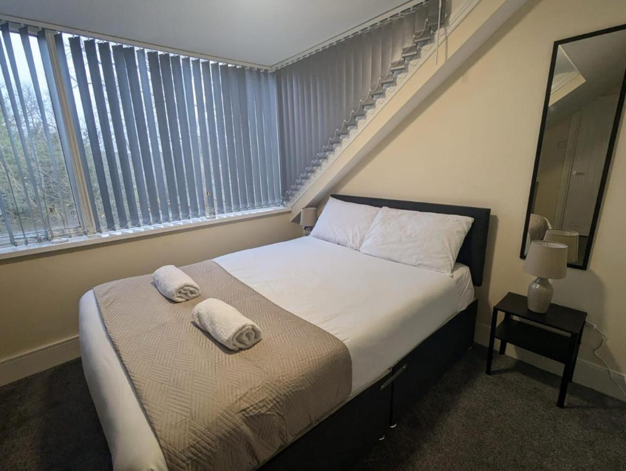 Three Bed 5 Minutes From Centre Apartment *